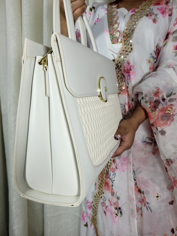 Elegant White Quilted Handbag – Timeless Style & Functionality - Image 3