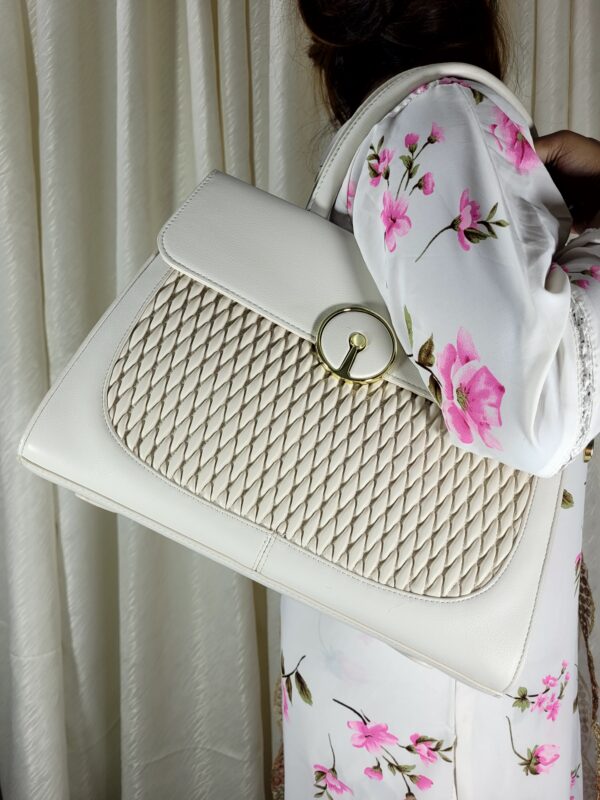 Elegant White Quilted Handbag – Timeless Style & Functionality - Image 4